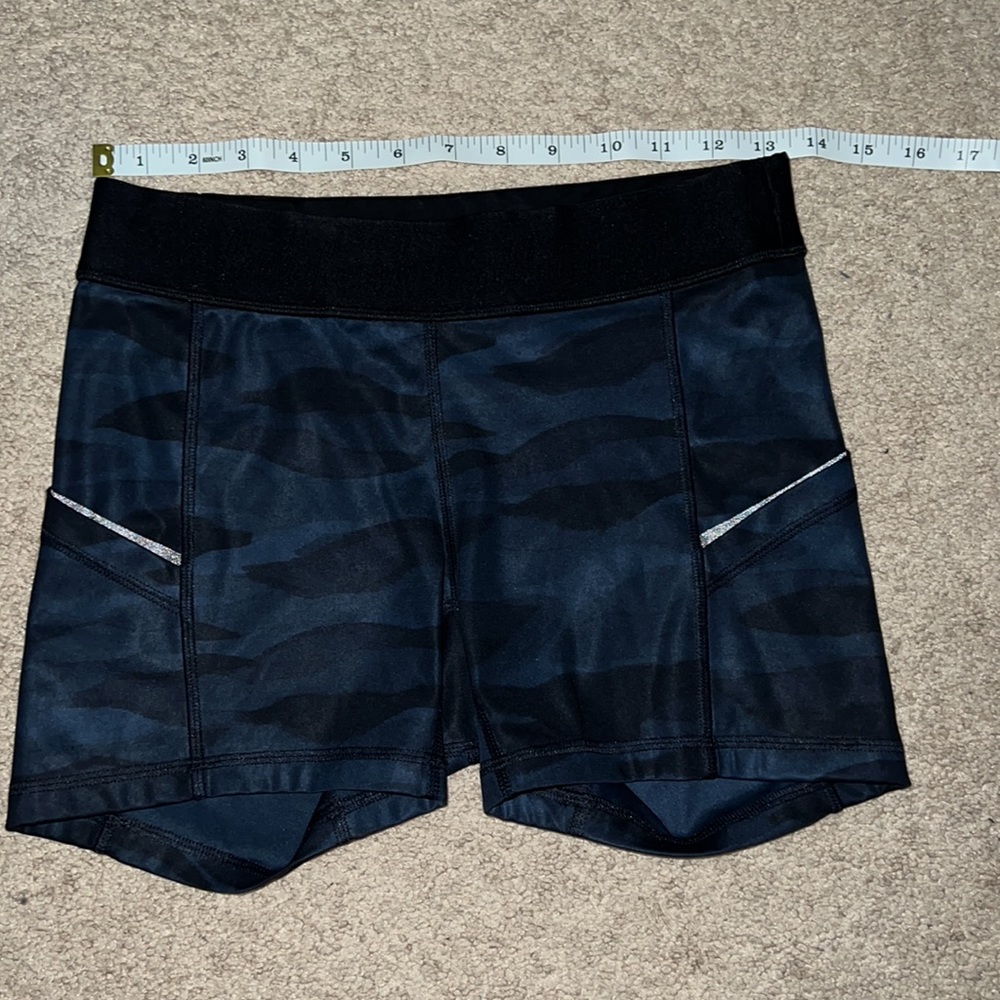 Lululemon shorts size 6